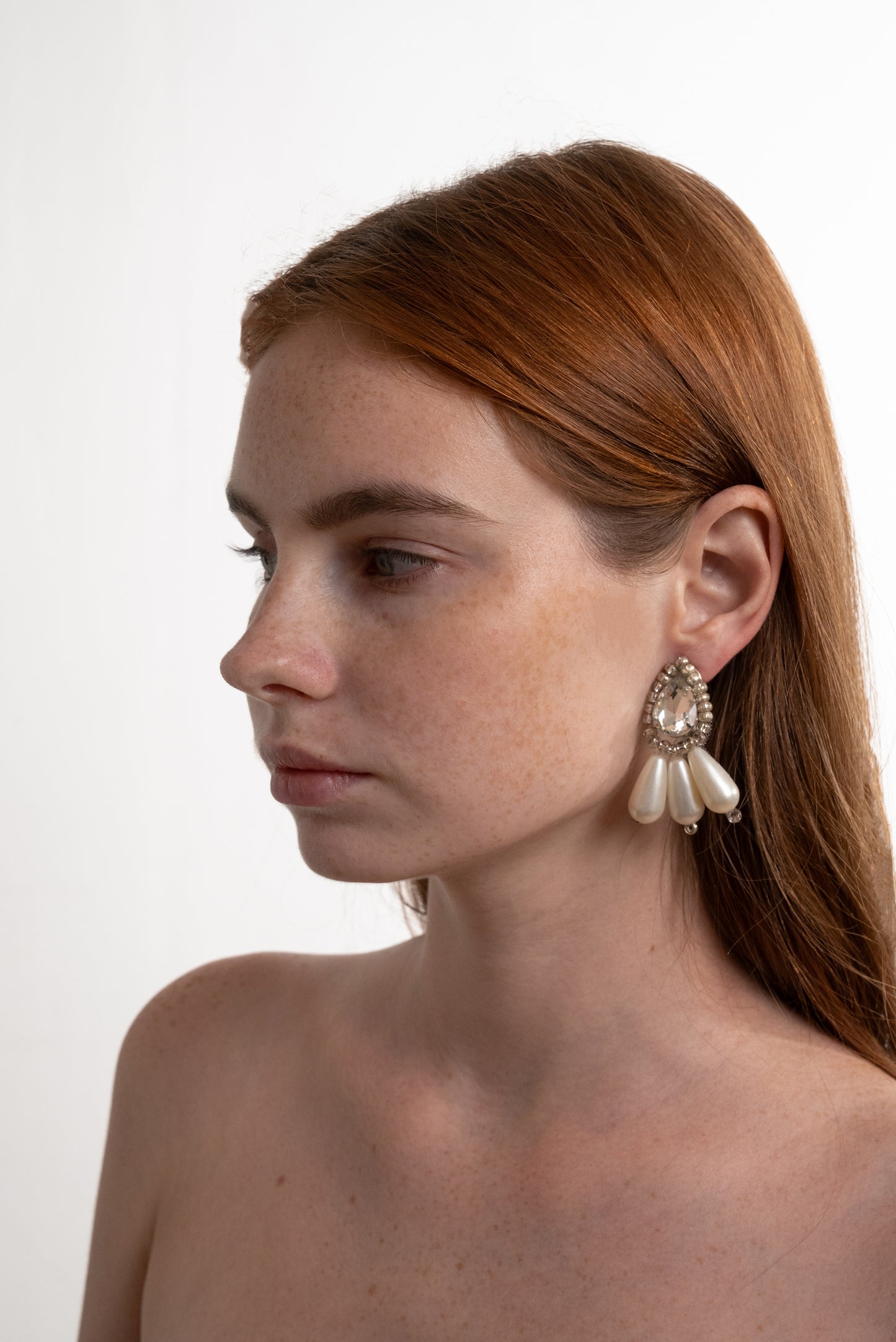 OVAL SHAPED PEARL EARRINGS