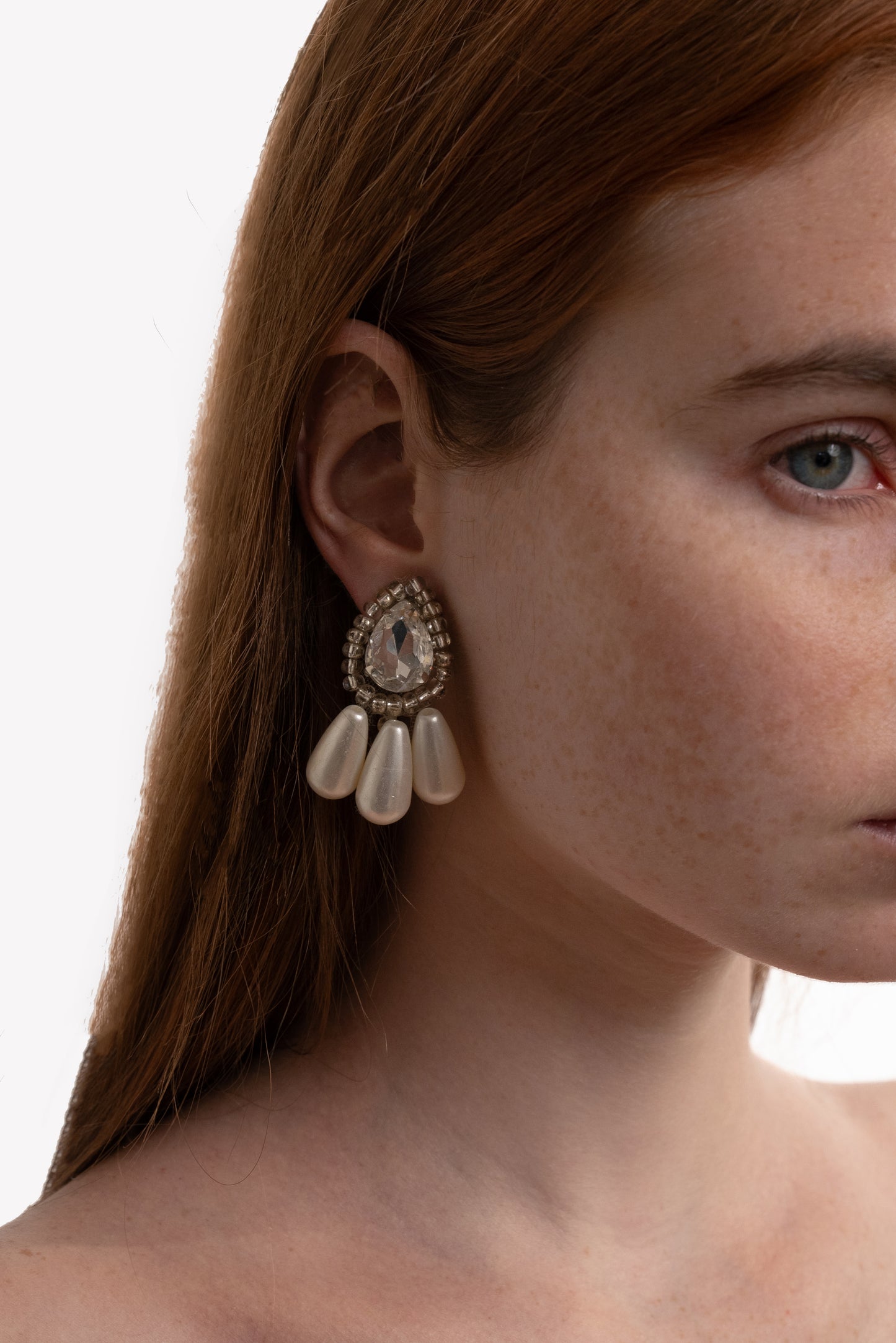 OVAL SHAPED PEARL EARRINGS