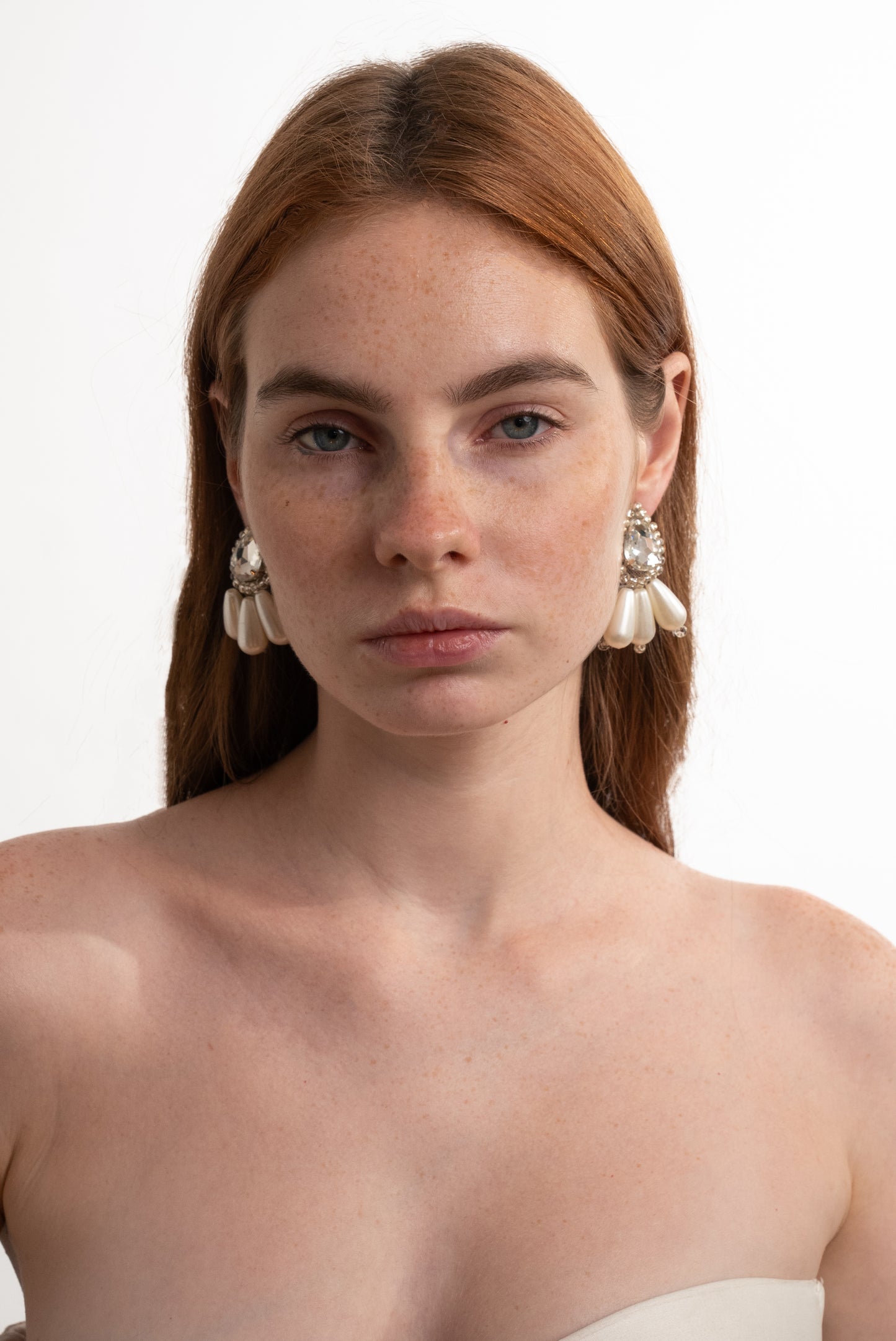 OVAL SHAPED PEARL EARRINGS