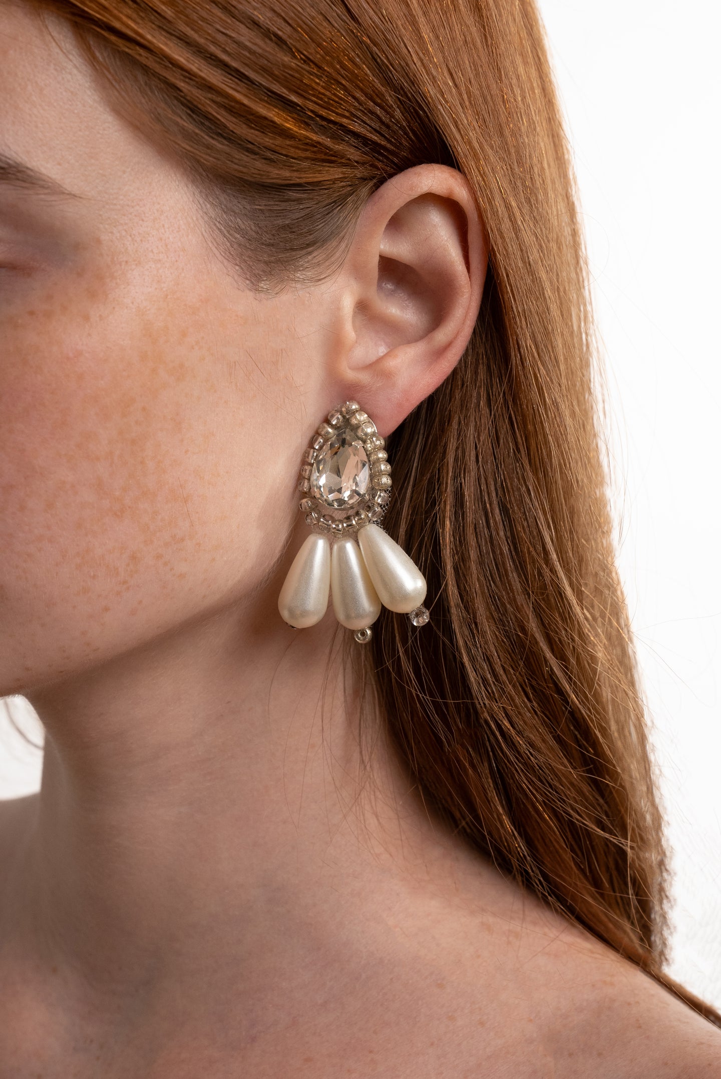 OVAL SHAPED PEARL EARRINGS