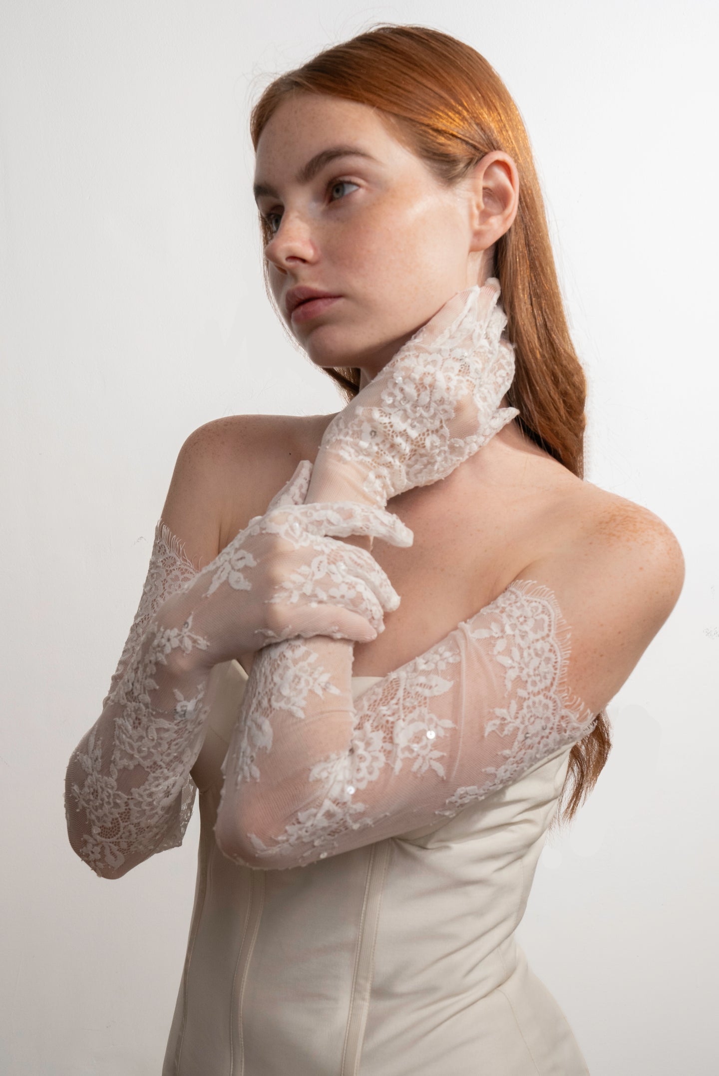 FLORAL LACE GLOVES